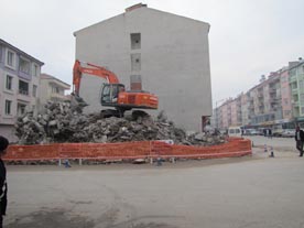 Uzun zamandır  metruk duran bina Sonunda yıkılıyor!