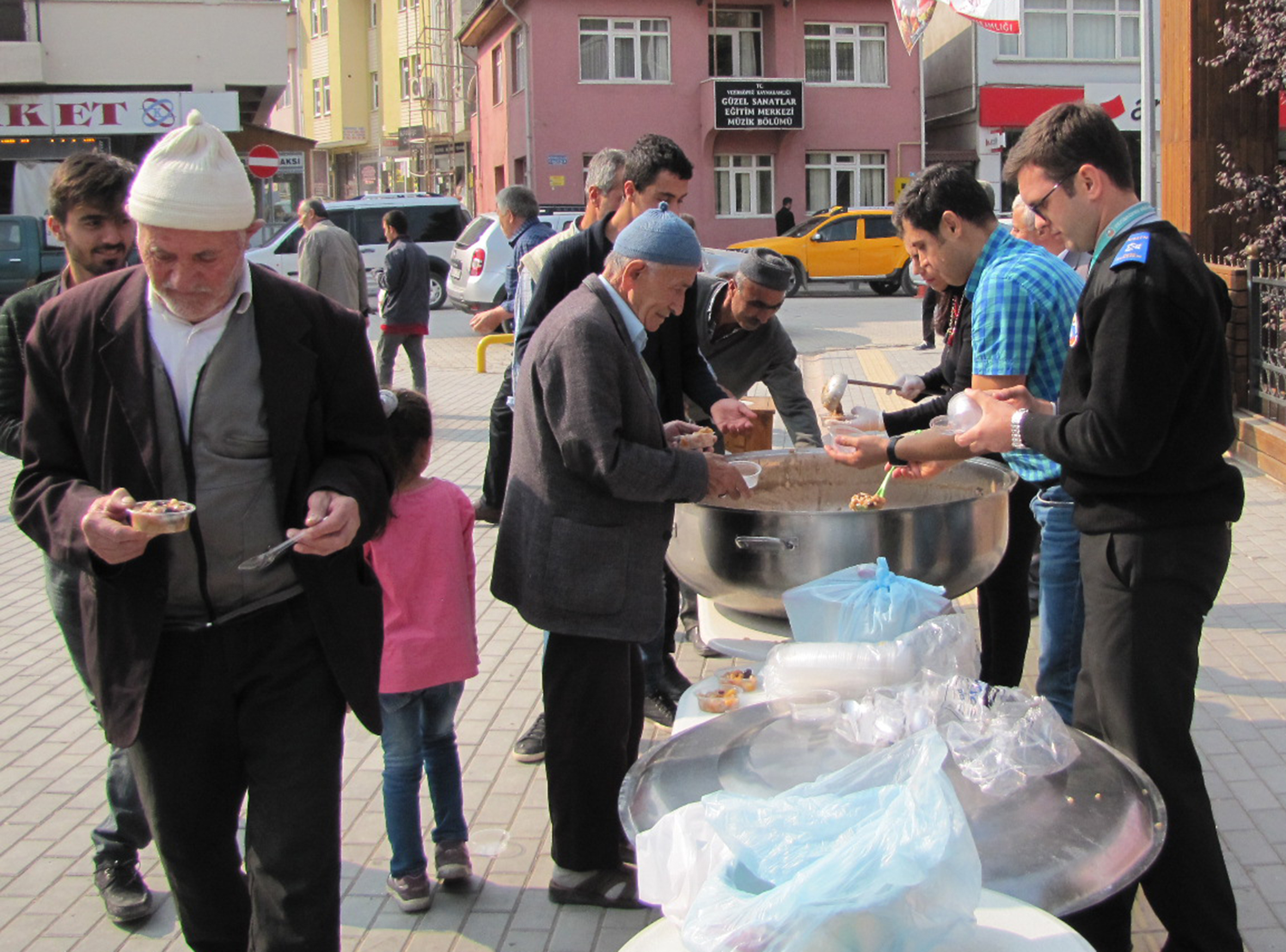 Gençlik ve Kültür Derneği Aşure Dağıttı