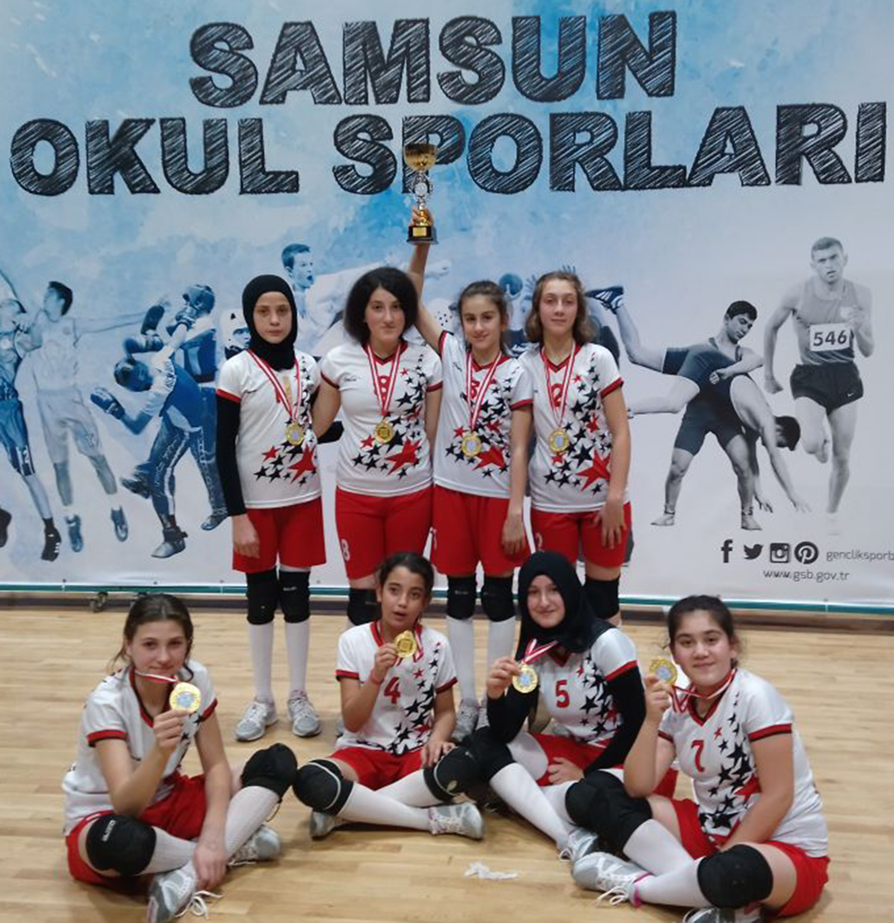 Voleybol Küçük Kızlarda Cumhuriyet Ortaokulu Rüzgarı