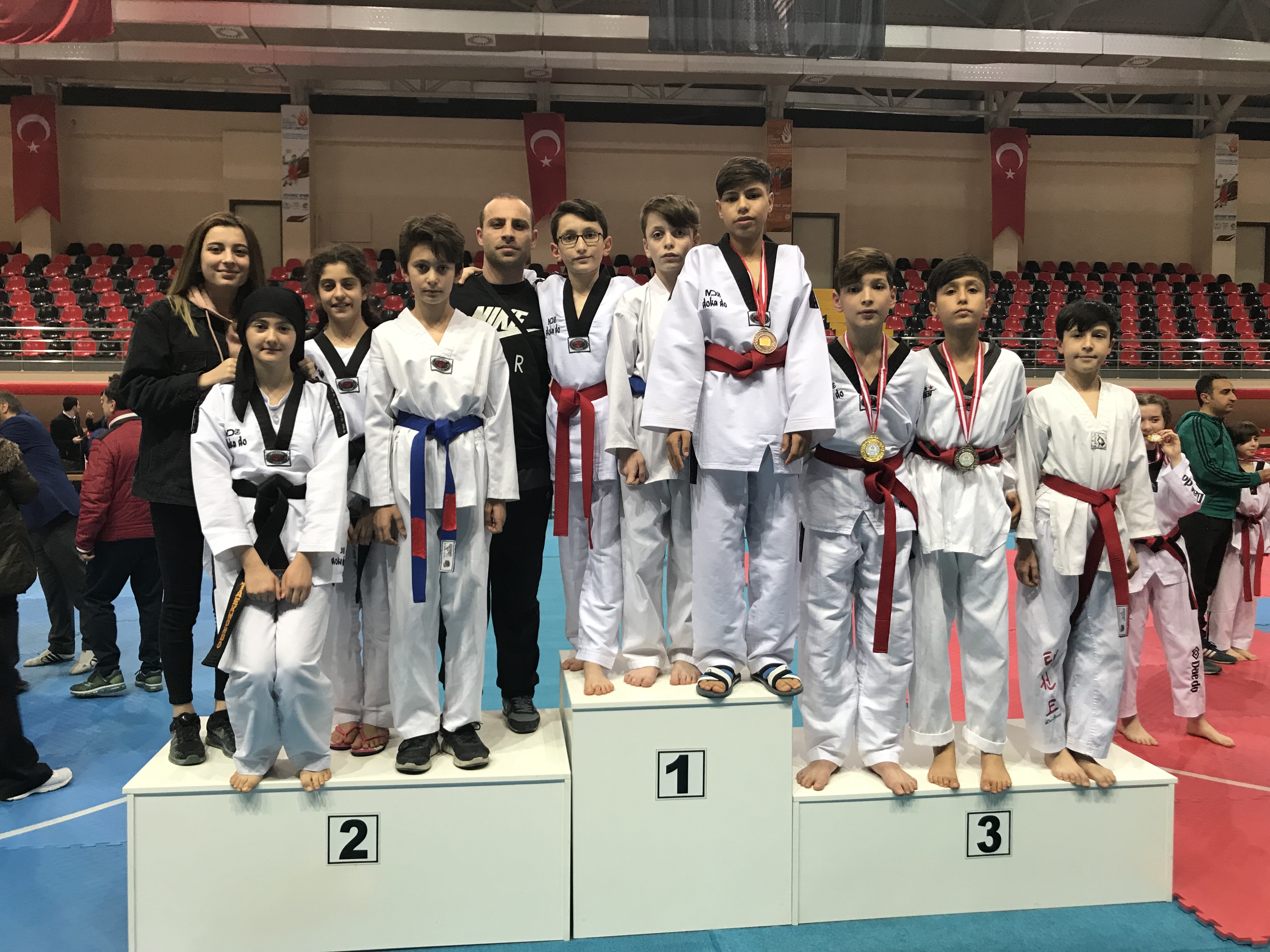 Taekwondo Madalya İle Döndü