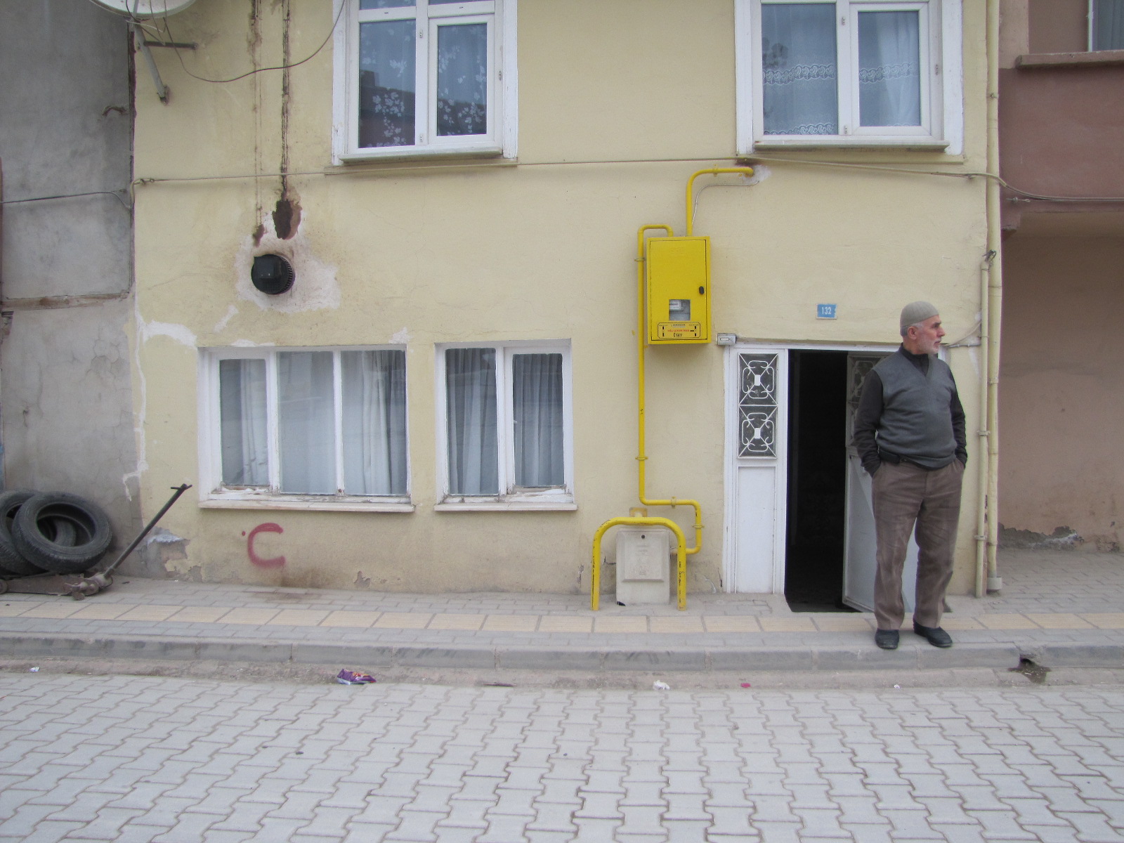 Kış günü elektrik kesintisi bezdirdi..