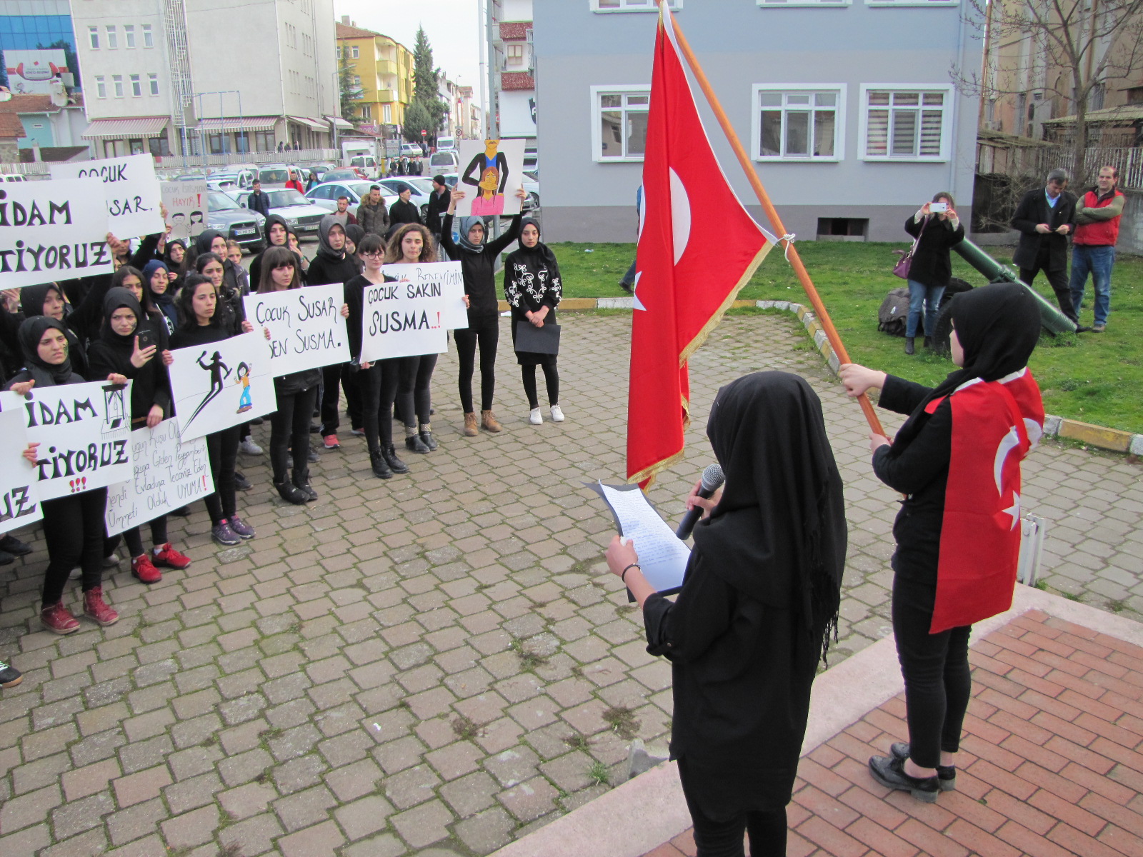 Öğrenciler İstismara Dikkat Çekti