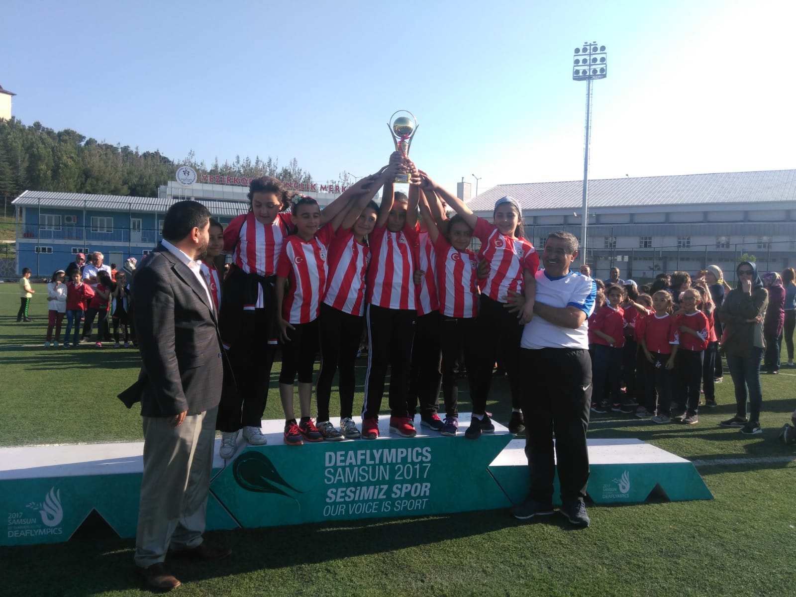 Zeki Cevher voleybolda birinciliği bırakmadı