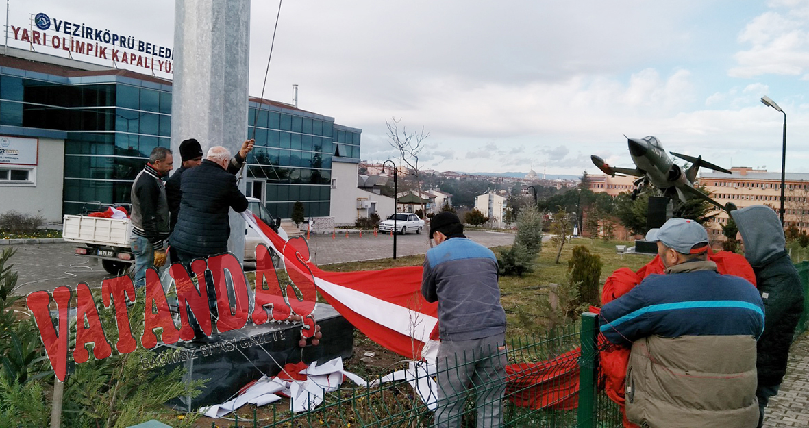 Cömert’in Uçağının yanında bulunan Dev Bayrak 3.Kez Yırtıldı