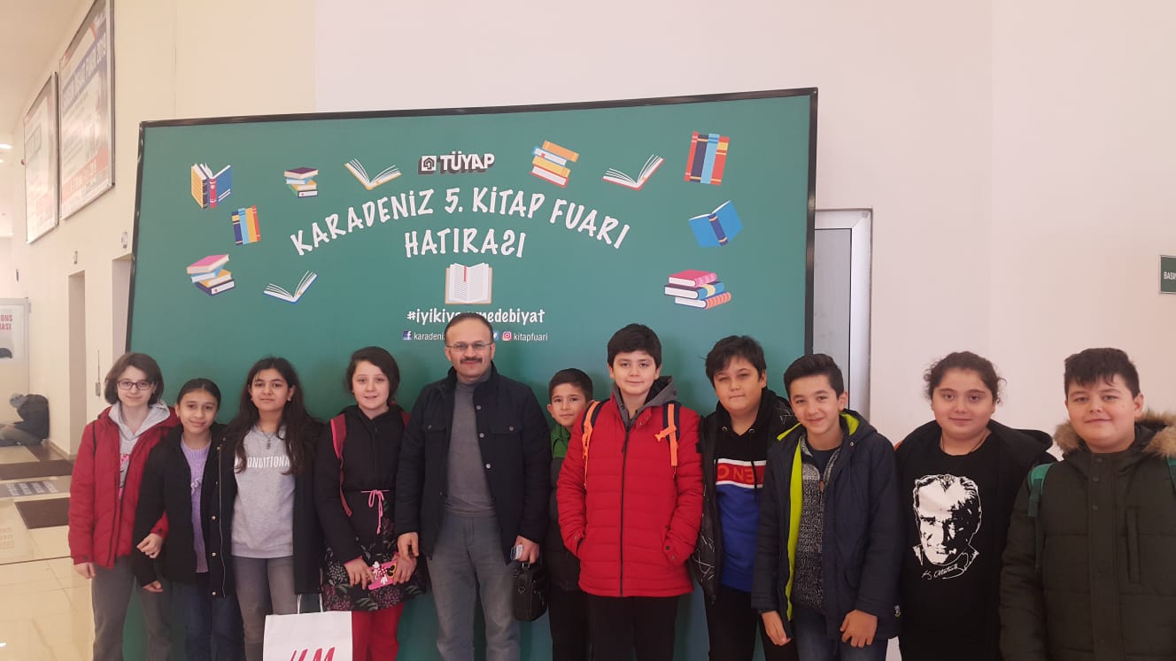 Cumhuriyet Ortaokulu, Öğrencilerini Kitap Fuarı Gezisiyle  Ödüllendirdi