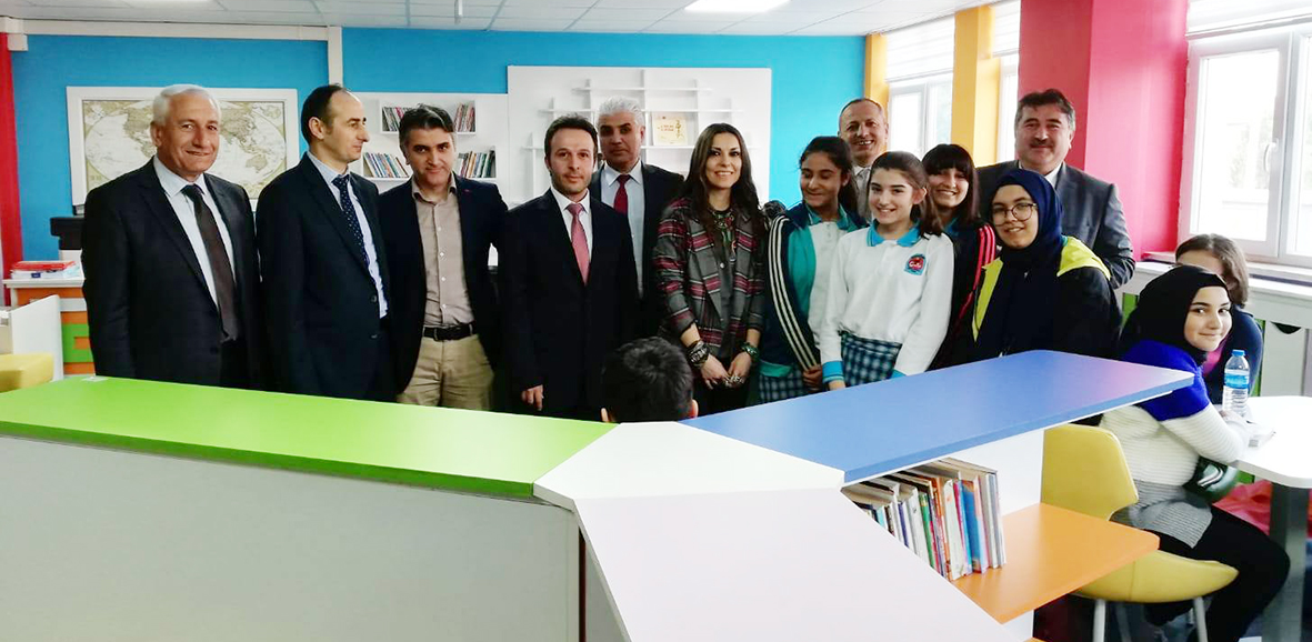 Çocuk Edebiyatı Yazarı Hanzade Servi Cumhuriyet Ortaokulu’nda Öğrencilerle Buluştu
