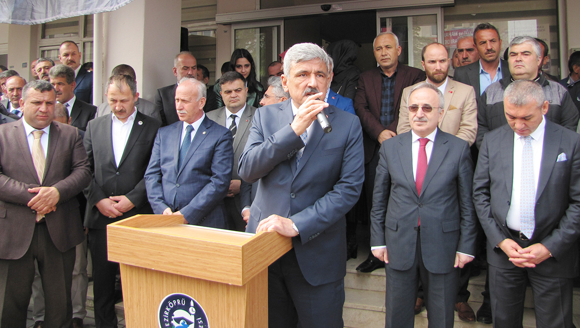 Vezirköprü Belediyesi önünde konuşan Sadık Edis:  “Çıtamızı yükseltmek için  mücadelemizi sürdüreceğiz”