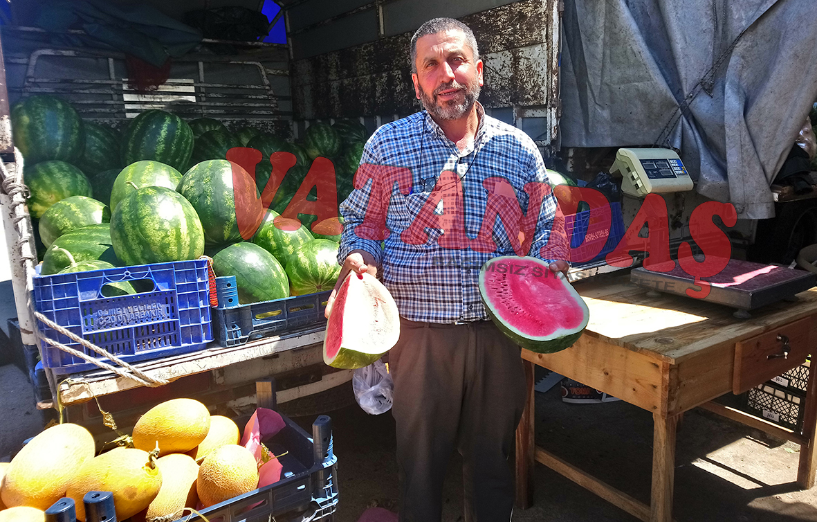 Vatandaş karpuzu bütün alamayınca dilim dilim satmaya başladı. Yarım ve Çeyrek Karpuz Satışına  Başlandı