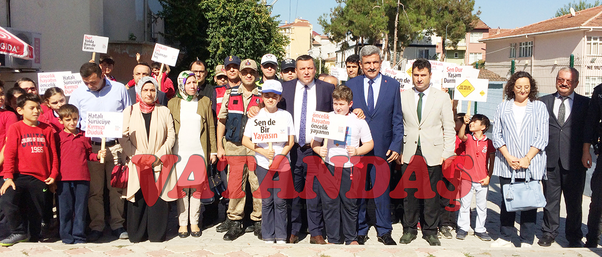 Sürücülerden geçmek üzere olan yayalara yol vermeleri istendi. Trafikte Yaya Önceliği Vurgulandı