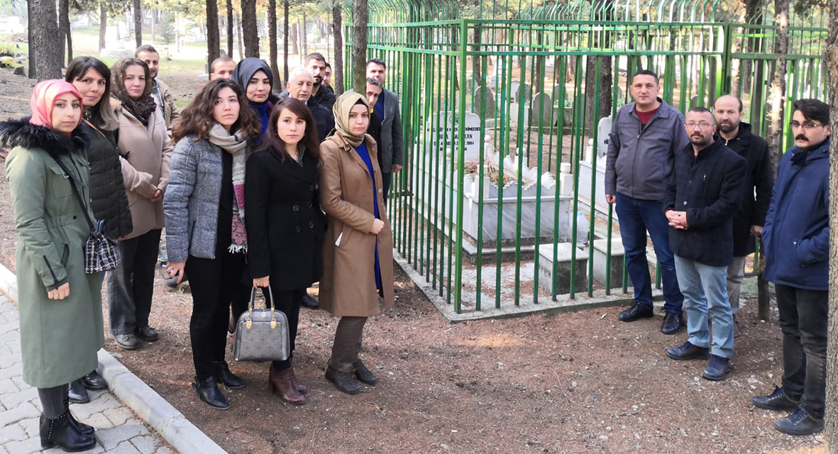 Mirza Çalışkan İlk-Ortaokulu Öğretmenleri Mirza Çalışkan’ın Mezarını Ziyaret Etti
