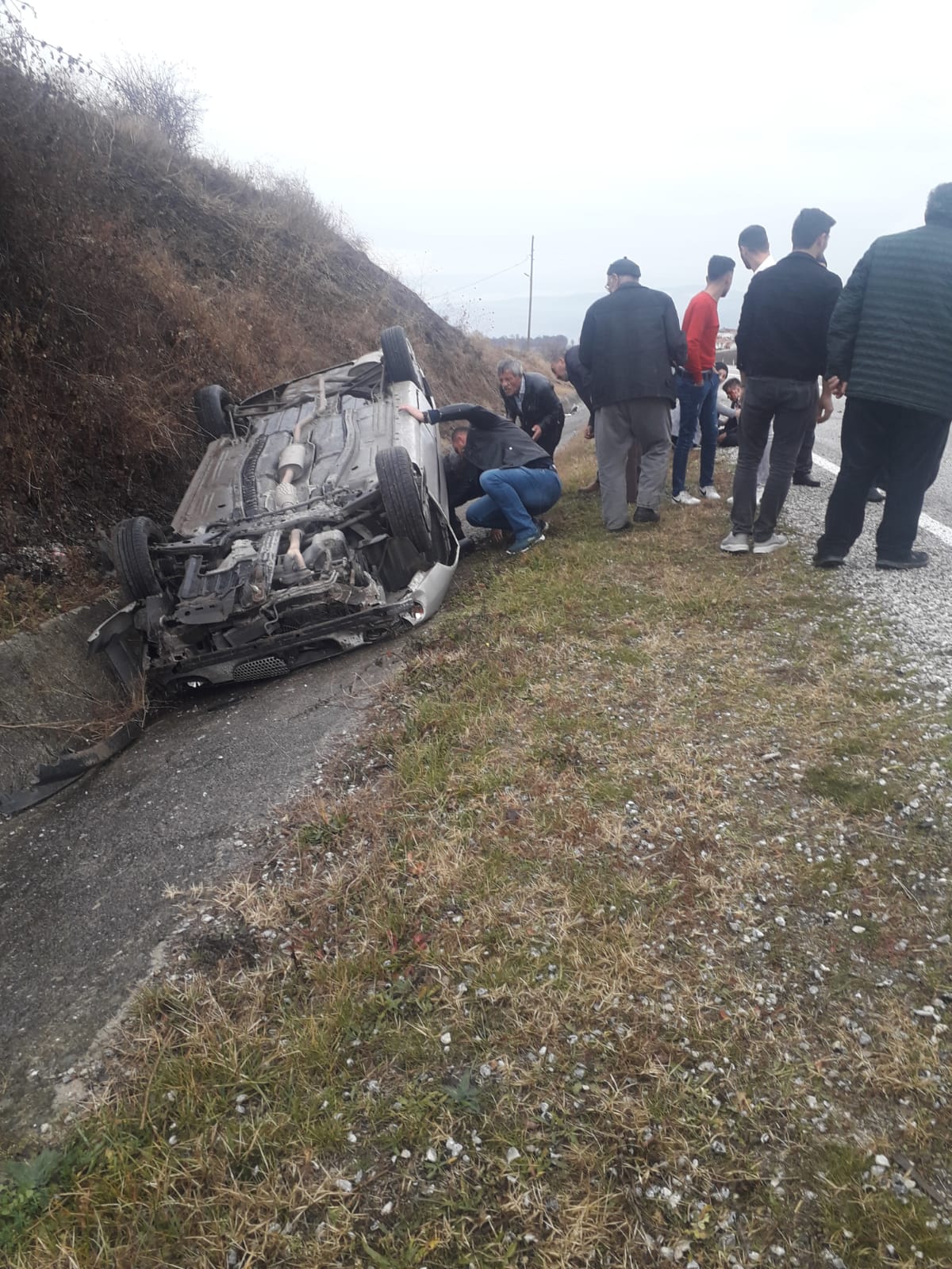 Direksiyon Hakimiyetini Kaybetti Meşeli Yolunda Kaza: 3 Yaralı