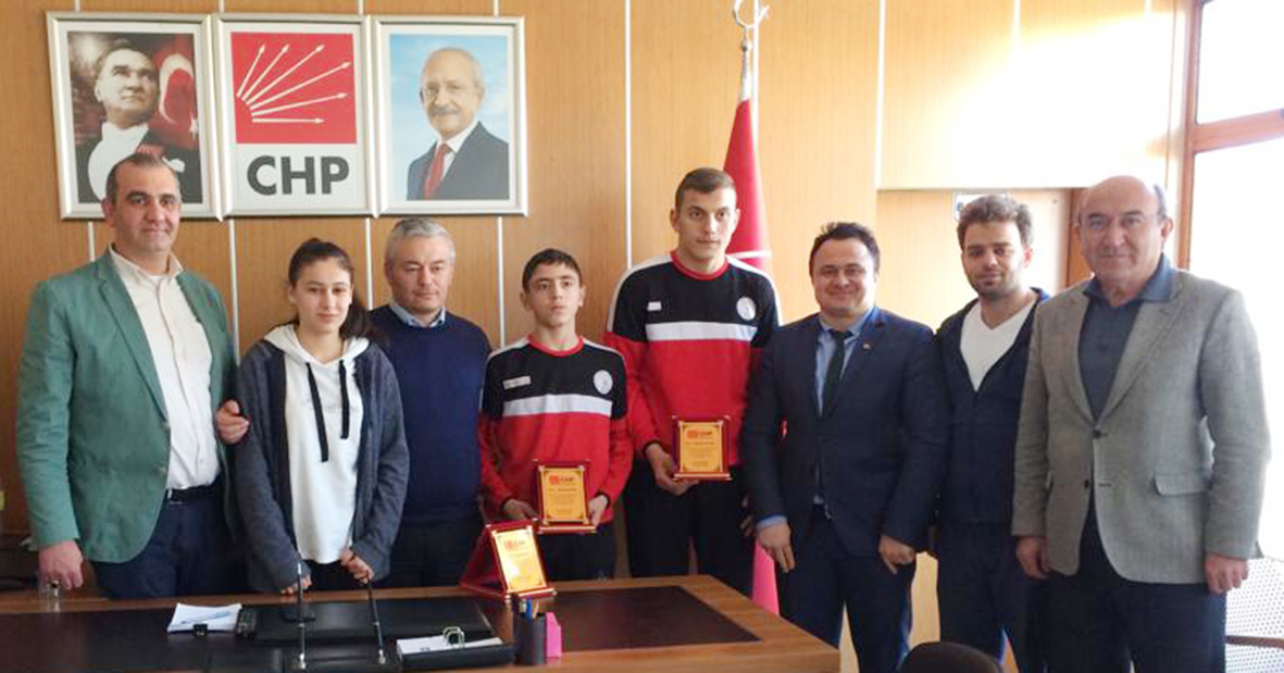 Vezirköprü CHP’den Başarılı Sporculara Ödül