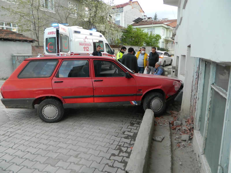 Virajı Alamayan Sürücü Duvara Çarptı