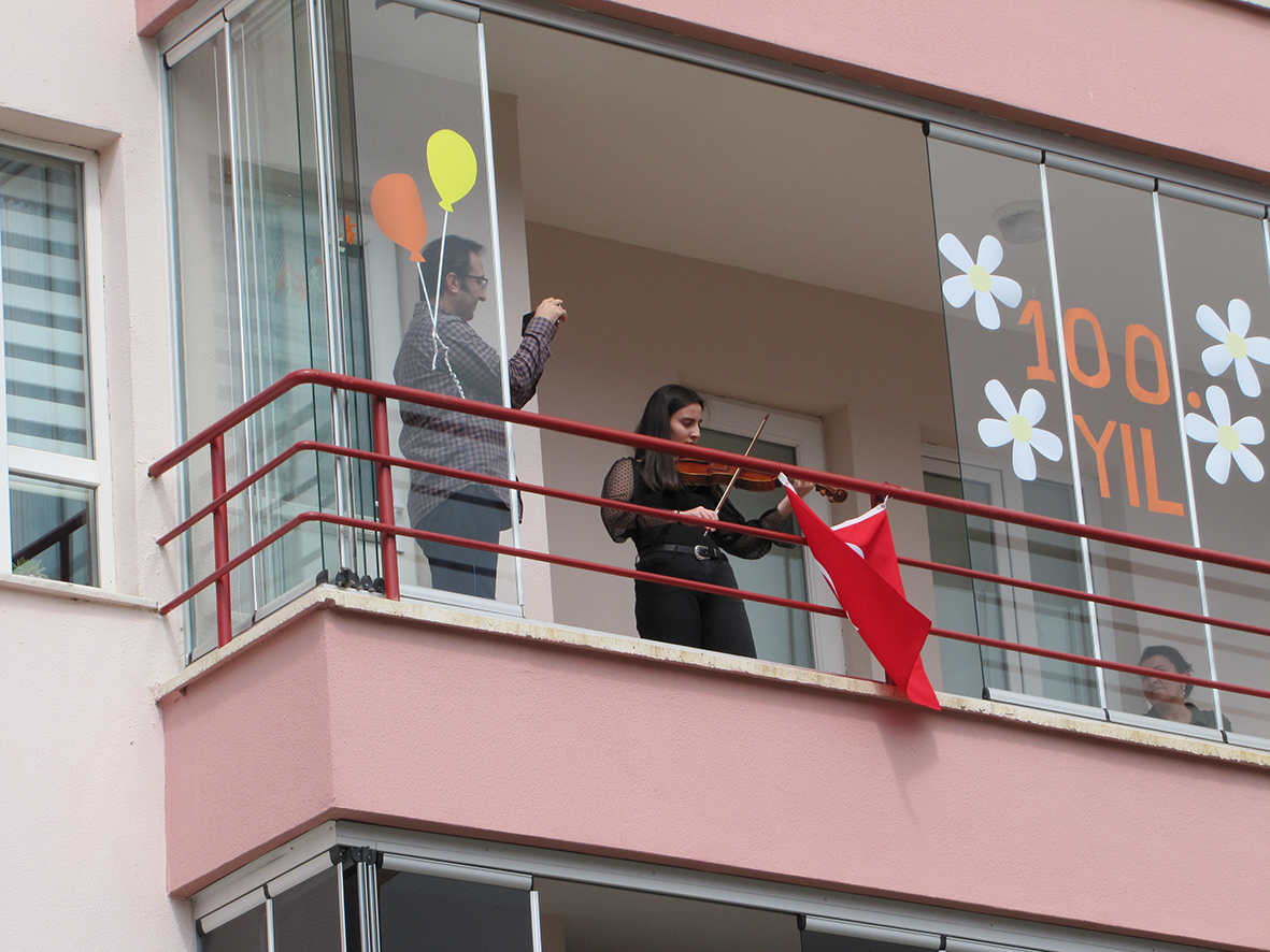 100.Yılda 23 Nisan Coşkusu Evlerde Kutlandı