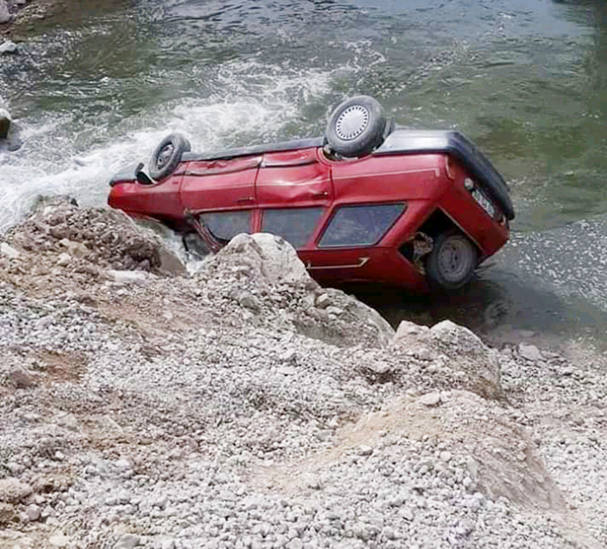 Otomobil İstavroz  Çayı’na Uçtu: 1 Yaralı