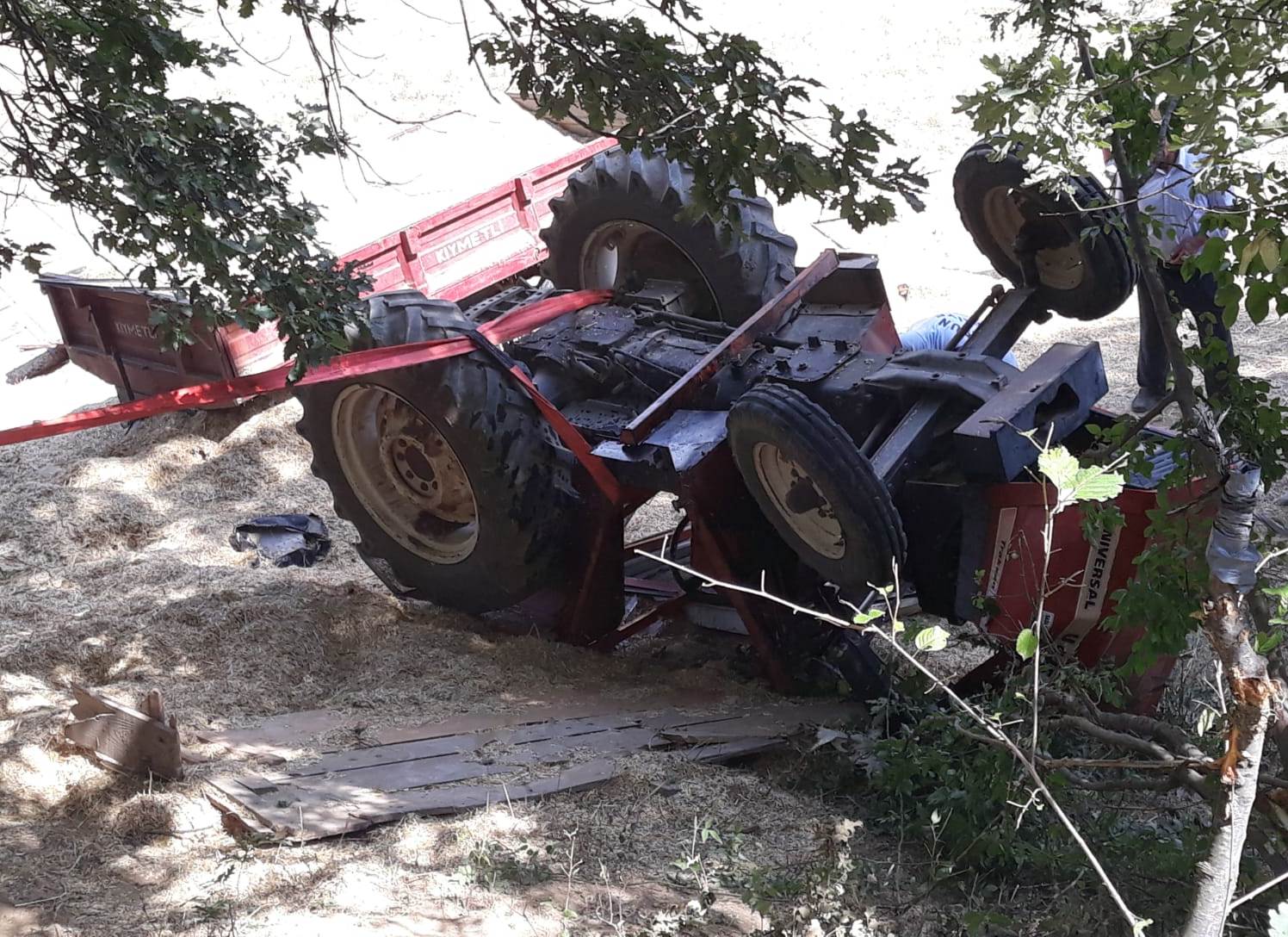 Elaldı Mahallesi’nde Devrilen Traktörün Sürücüsü Hafif Yaralandı