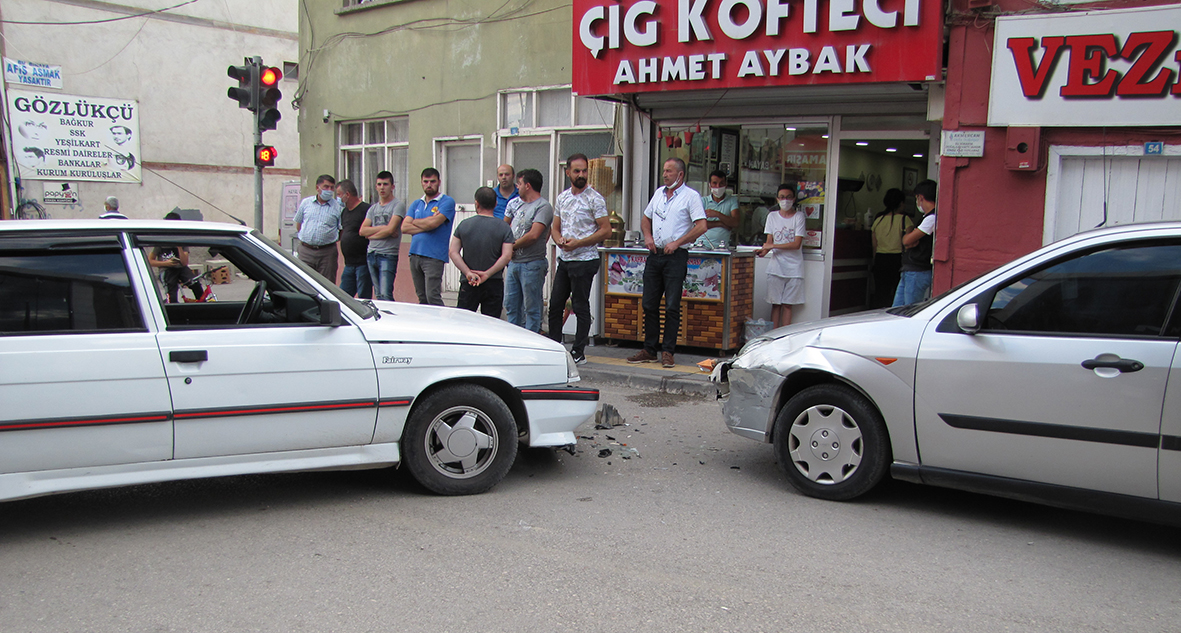 Köprülüler Caddesi’ndeki  Maddi Hasarlı Kaza Ucuz Atlatıldı