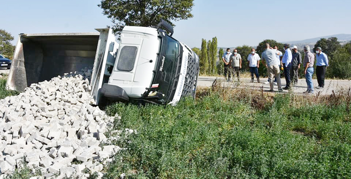 Vezirköprü Belediyesi’ne ait Kamyon Devrildi