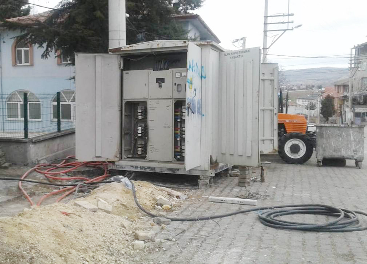 Elektrik Kabloları Yeraltına Alınıyor