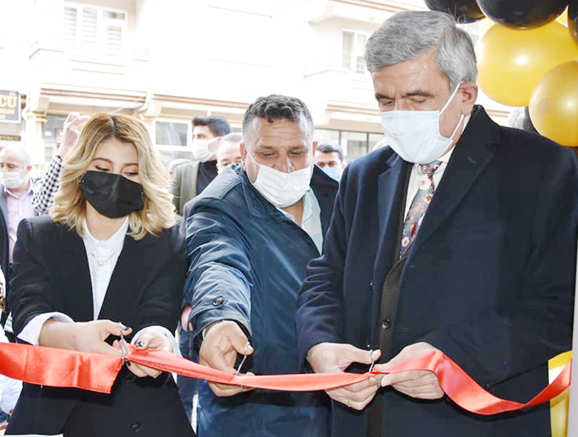 Vezirköprü’nün İlk Kadın Fotoğrafçısı Kübra Korkmaz Ofisini Açtı