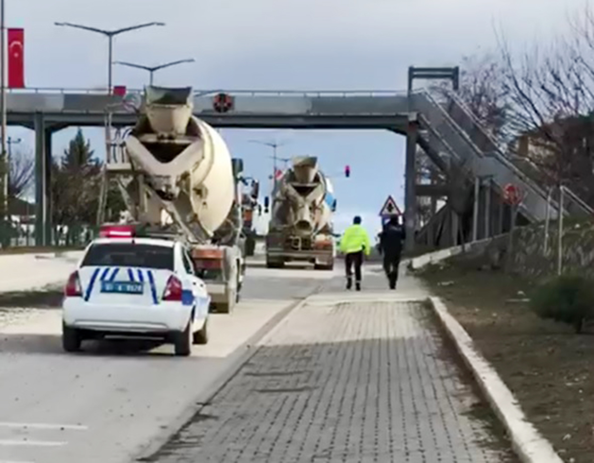 Dökülen Beton Yüzünden Yol Kapandı