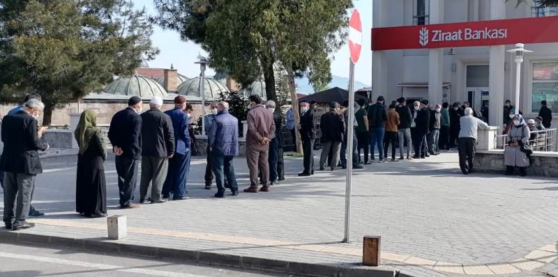 Tam kapanma kararının ardından Banka ve ATM Önlerinde Bayram Arifesini Aratmayan Kalabalıklar Oluştu