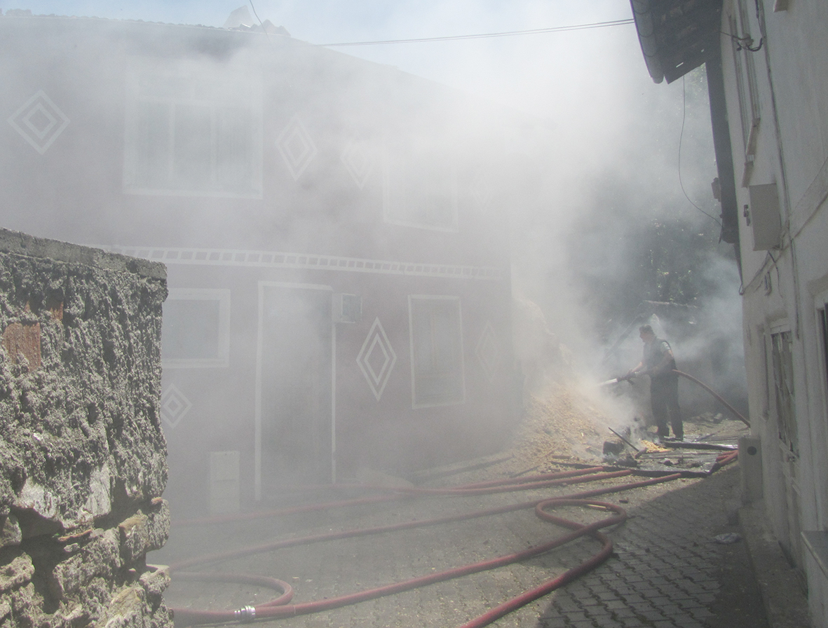 Çayırbaşı Mahallesi’ndeki İki Katılı Binada Yangın Çıktı