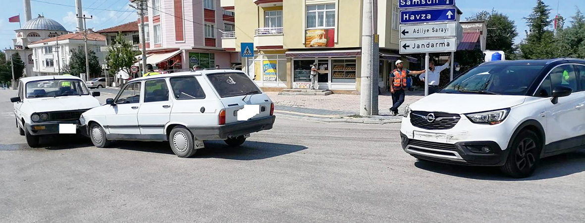 Üç aracın karıştığı kaza Maddi Hasarla Atlatıldı