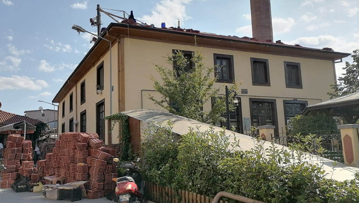 Dernek ve Hayırseverler el attı, Orta Camii’nin Çatısı Yenileniyor