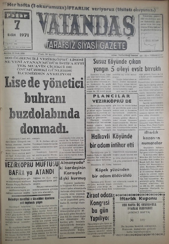 900 öğrencili Vezirköprü Lisesine yeni atanan müdür istifa etti.  Tek muavin çiçekçi de önümüzdeki günlerde ilçemizden ayrılıyor. Lise de Yönetici Buhranı Buzdolabında Donmadı 7 Kasım 1971 Pazar