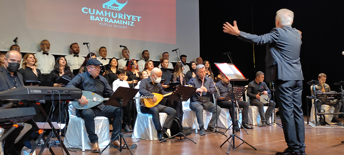 29 Ekim Cumhuriyet Bayramı için düzenlenen Konser ve Halk Oyunları Programı Beğeniyle İzlendi