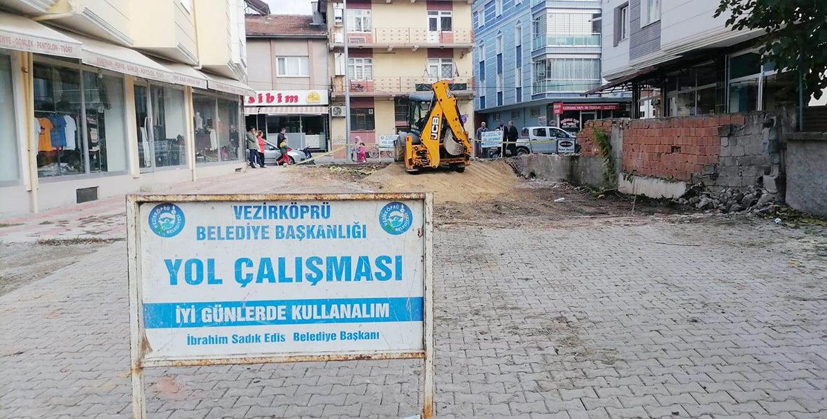 Vezirköprü Belediyesi’nce Taşkale Mahallesi’nde Yol Açma Çalışması Yapıldı