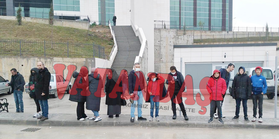 Dolmuş duraklarına düzenleme şart! Vatandaşlar yağmur altında bekliyor..