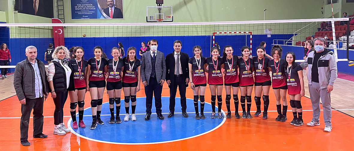 Cumhuriyet  Ortaokulu  voleybol takımı Türkiye Finalleri’ne gidecek!..