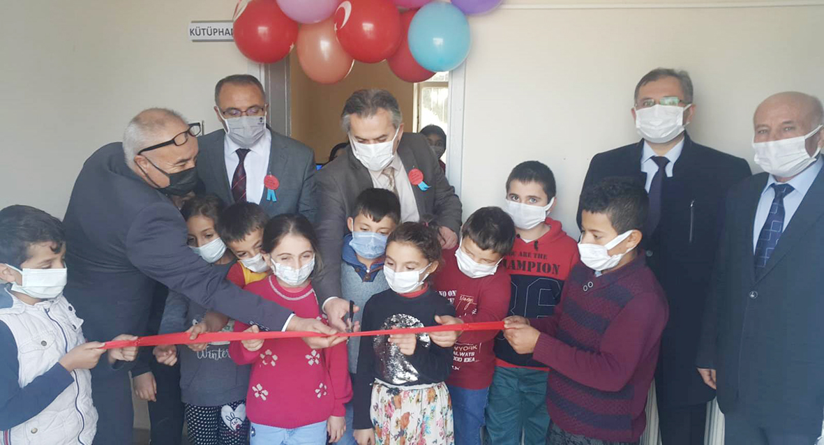Okullarda kurulan kütüphanelerin açılışını Samsun İl Milli Eğitim Müdürü  Murat Yiğit Yaptı