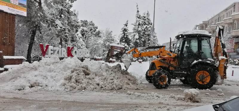 Ekiplerin Karla Mücadelesi Devam Ediyor