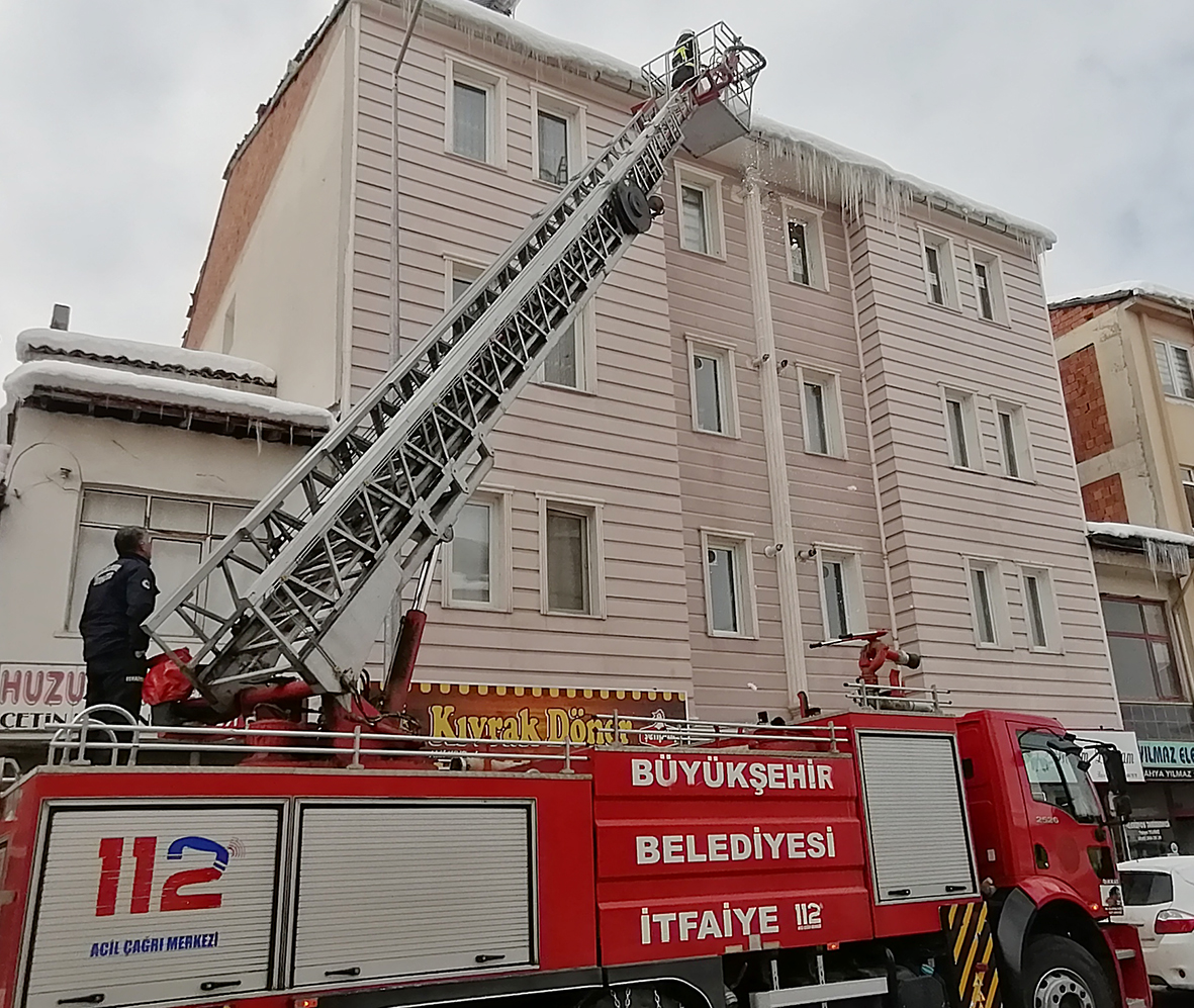 Çatlardan sarkan buzlar İtfaiye Ekiplerince  Temizlendi