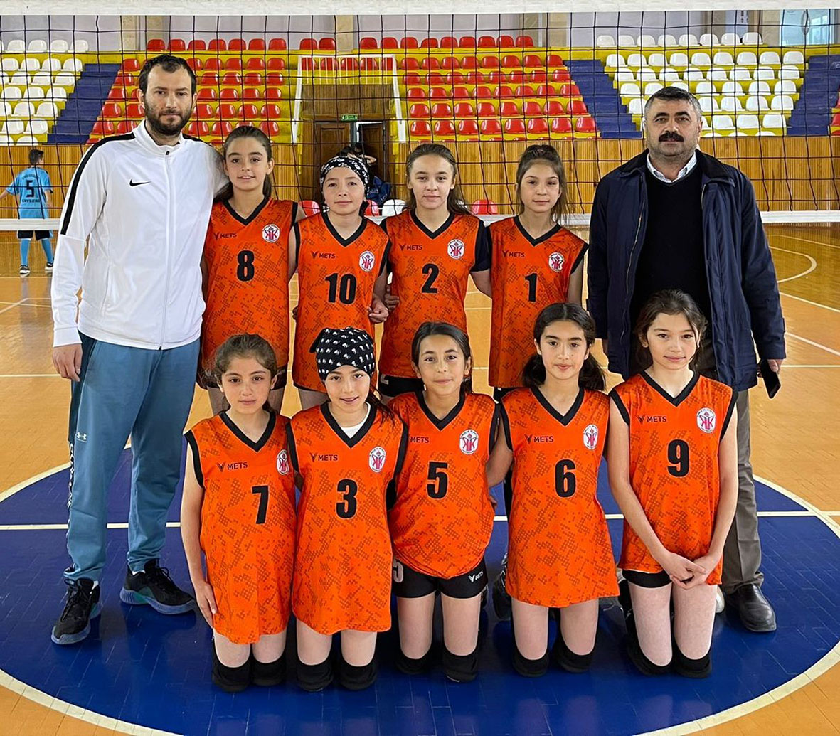 Karkucak Ortaokulu voleybolda 3’te 3 yaparak Bölge Birincisi Oldu