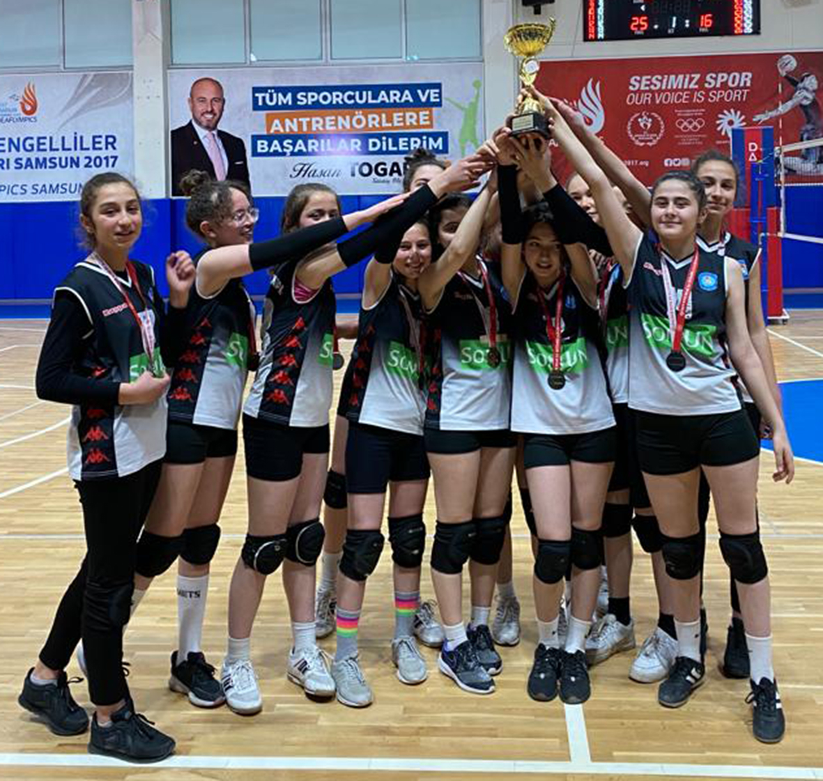 Voleybolda rakiplerine set bile vermeyen filenin sultanları Finalde Samsun’u Temsil Edecekler