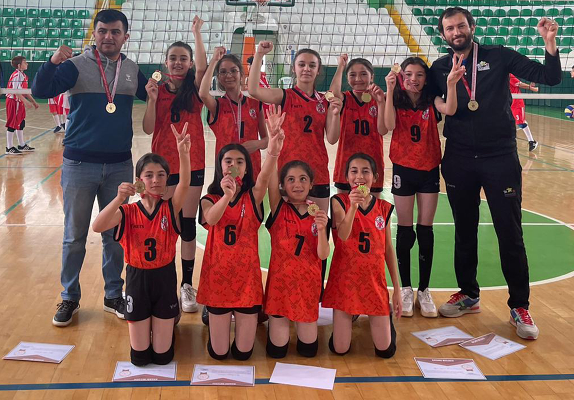 Karkucak Ortaokulu Küçük Kızlar Voleybol takımı Türkiye Finaline Yükseldi