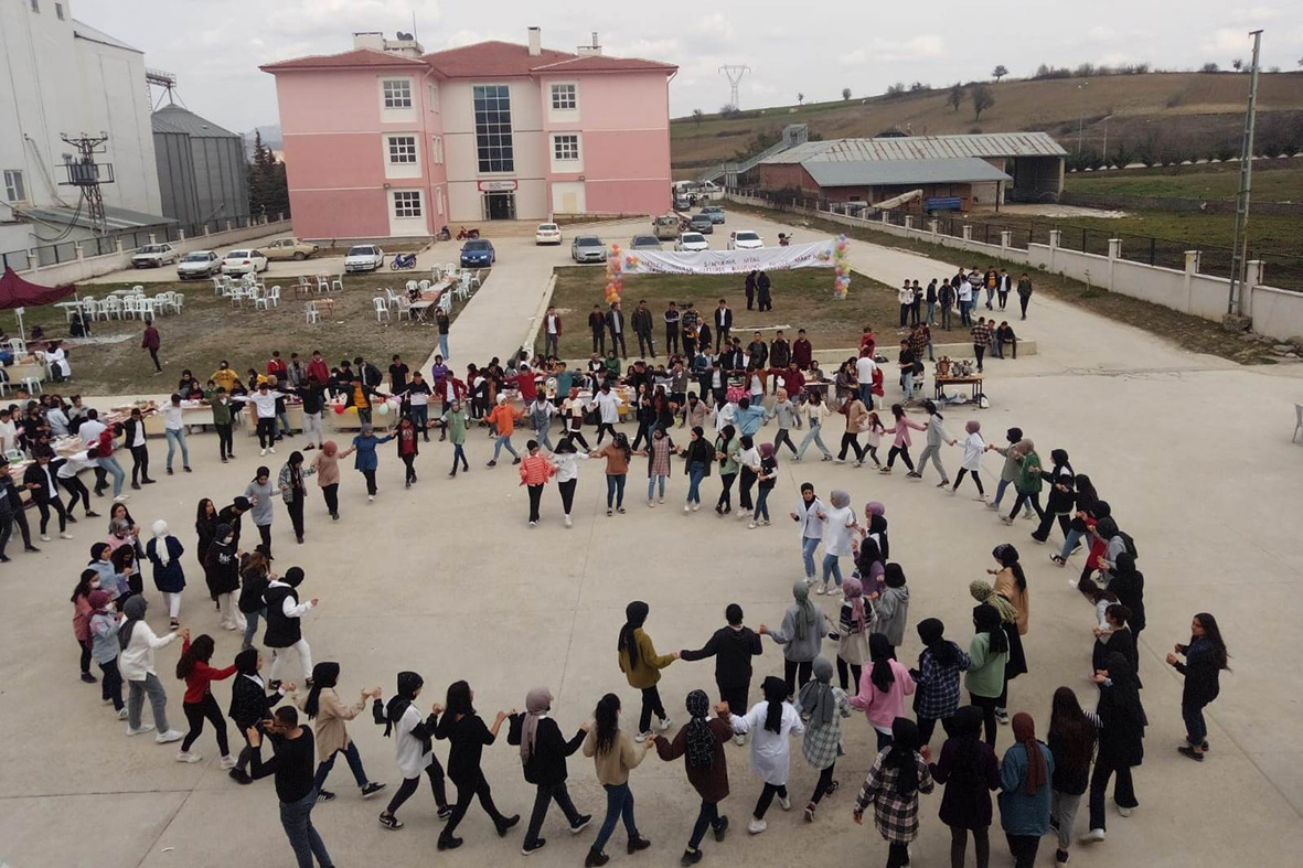 Şahinkaya Meslekî ve Teknik Anadolu Lisesi tarafından düzenlenen Bahar Şenliği Etkinliği  Renkli Görüntülere  Sahne Oldu