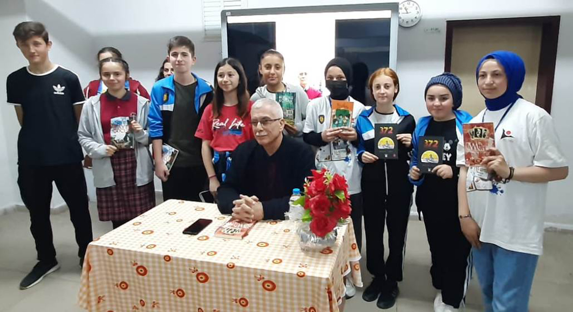 Fazıl Ahmet Paşa Ortaokulu’nda Öğrenci-Yazar Buluşması Etkinliği  Düzenlendi