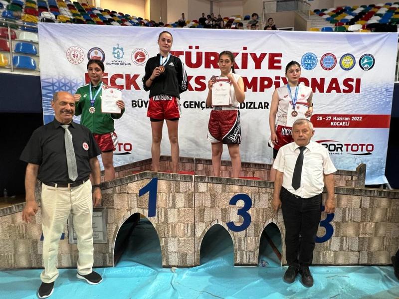 Vezirköprülü Elif Sezer  Kick Boks’ta Türkiye’yi Temsil Edecek..