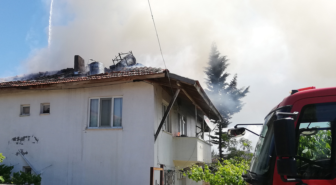 Elektrik kablosu İki Evi Birden Yaktı