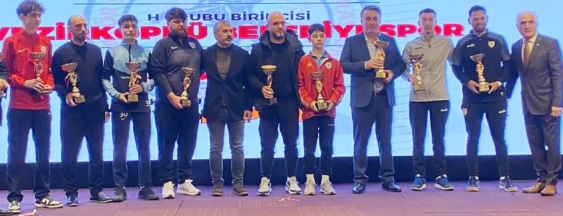 Vezirköprü Belediyespor U-13 takımı kupasını aldı