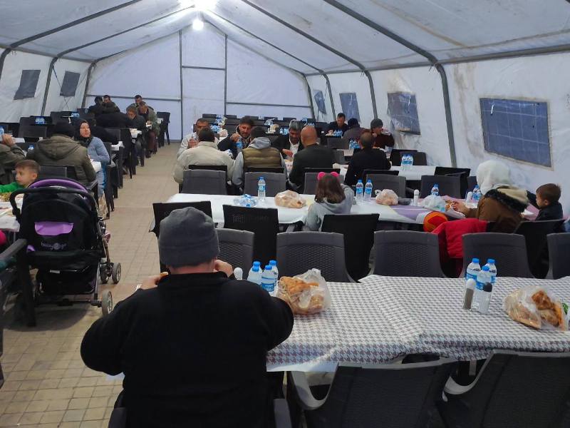 Vezirköprü Belediyesi İftar çadırını kendi kurdu..