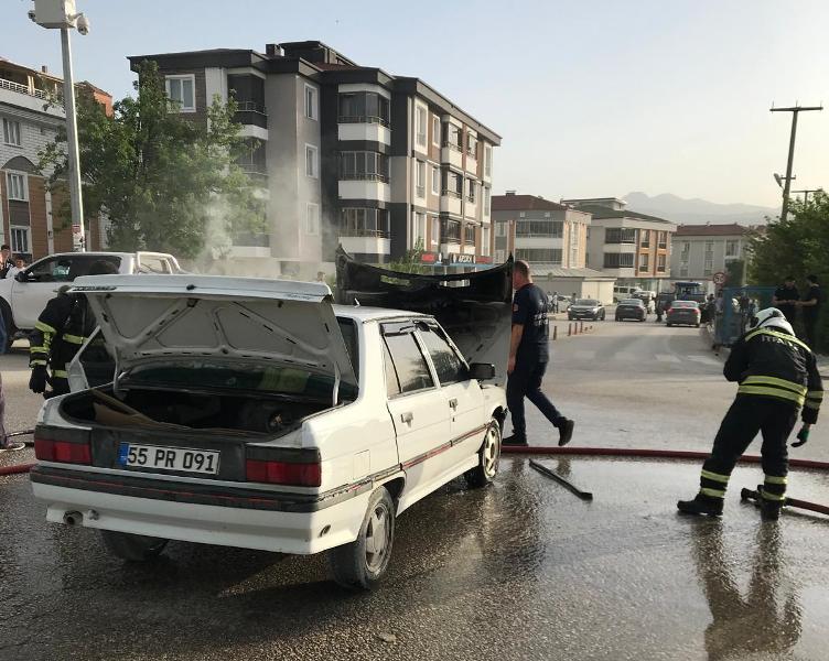 Araç yangınına İtfaiye müdahalesi