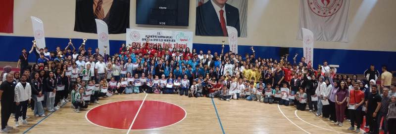 Geçtiğimiz yılın sporcularına ödül verildi