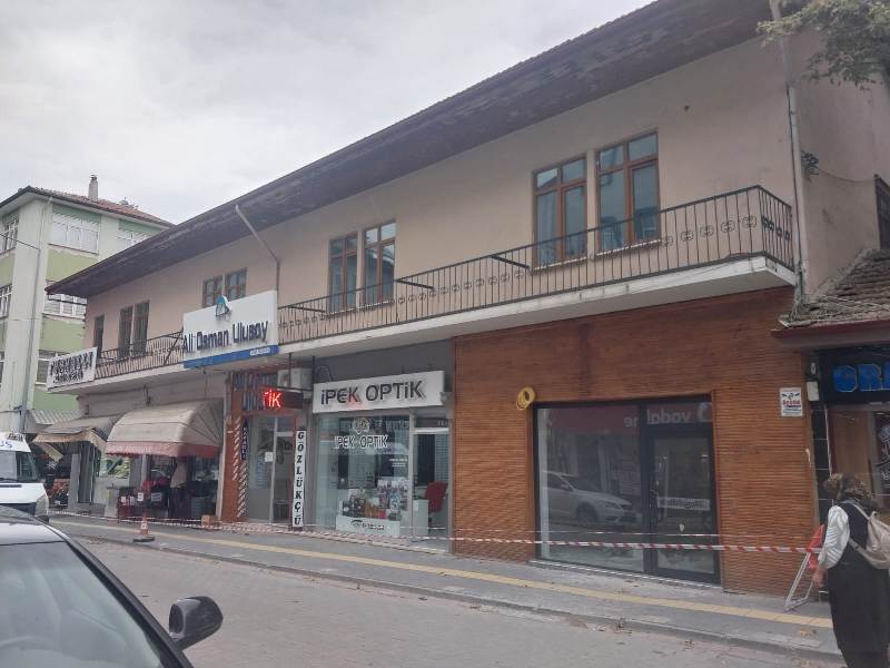 Tarihi binanın çatısı değişiyor.