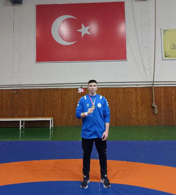 Vezirköprülü Genç Güreşci Altın Madalya Aldı.